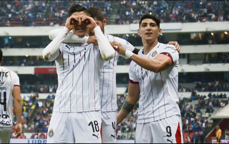 Ronaldo Cisneros, en su segunda etapa como jugador de Chivas, marcó el tanto de la victoria en el Estadio Azteca para darle al Rebaño un arranque de ensueño. MEXSPORT