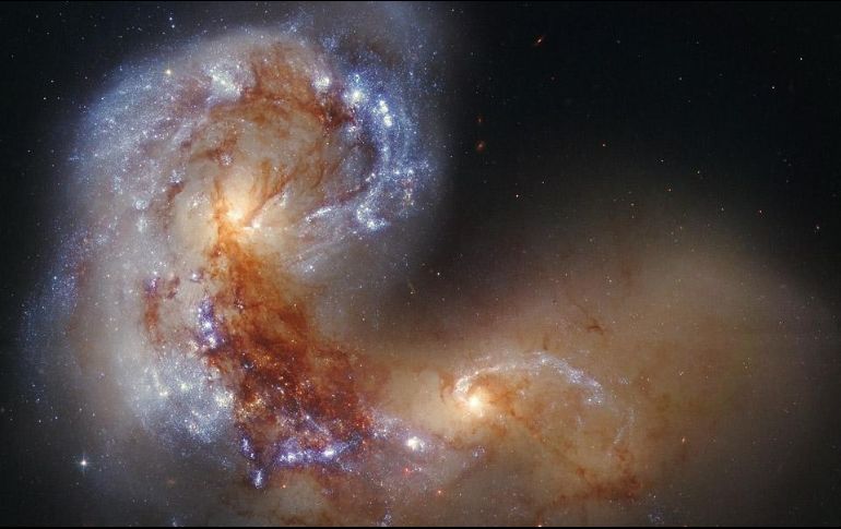 Expertos explican que la interacción de ambas galaxias se dará porque se encuentran en movimiento y viajan a lo largo del espacio. ESPECIAL / nasa.gov