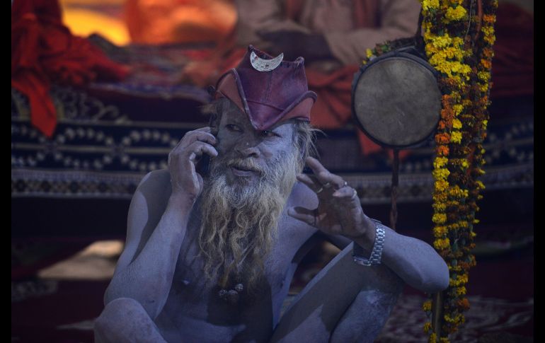 Un santón hindú se sienta en su tienda de campaña en la zona del festival  Kumbh Mela, que se realiza en Allahabad, India. El festival atrae a millones de peregrinos a la confluencia de los ríos sagrados Yamuna y Ganges. AFP/S. Kanojia