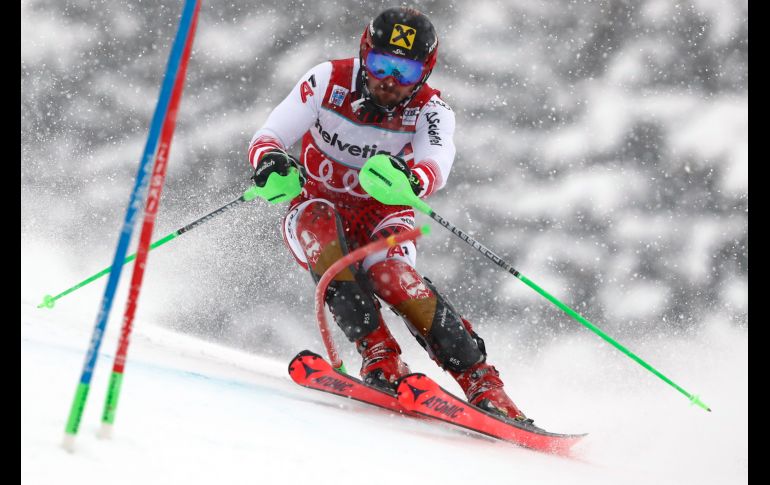 El austriaco Marcel Hirscher compite en la prueba de eslalon en Copa Mundial de esquí disputada en Adelboden, Suiza. AP/G. Facciotti