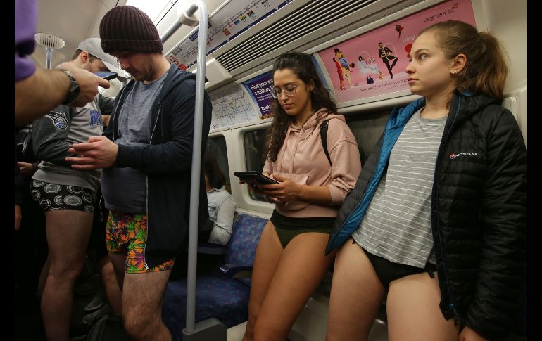 Se invita a los participantes a trasladarse sin pantalones y actuar de manera normal. En Londres.