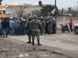 Unas 200 personas de la comunidad se reunieron y retuvieron a tres soldados, a quienes desarmaron y golpearon. TWITTER / @raul_flowers