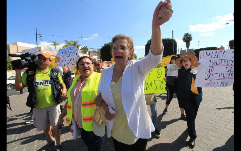 Ciudadanos marcharon este domingo por calles de León, Guanajuato, y algunos portaron las prendas amarillas.