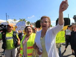 Ciudadanos marcharon este domingo por calles de León, Guanajuato, y algunos portaron los chalecos u otras prendas amarillas. EFE/M. Armas