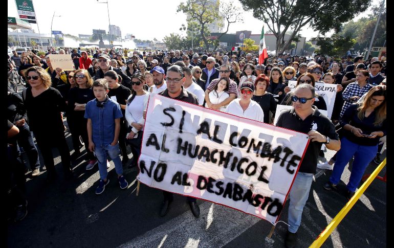 Habitantes protestan frente a la Glorieta Minerva en Guadalajara en contra el desabasto de gasolina. AFP/U. Ruiz