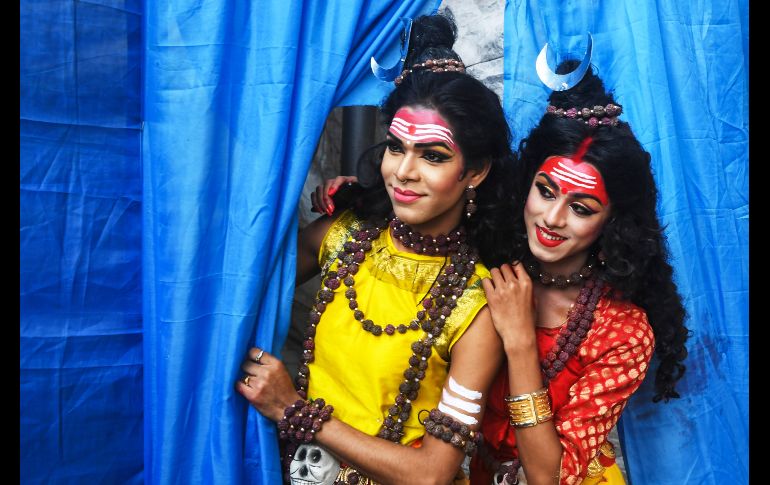 Integrantes de la comunidad LGBT observan antes de su participación en el carnaval Rainbow en Calcuta, India. AFP/D. Sarkar