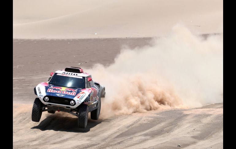 El piloto francés Stephane Peterhansel (Mini) corre la sexta etapa del Rally Dakar 2019 entre Arequipa y San Juan de Marcona, Perú. EFE/E. Arias