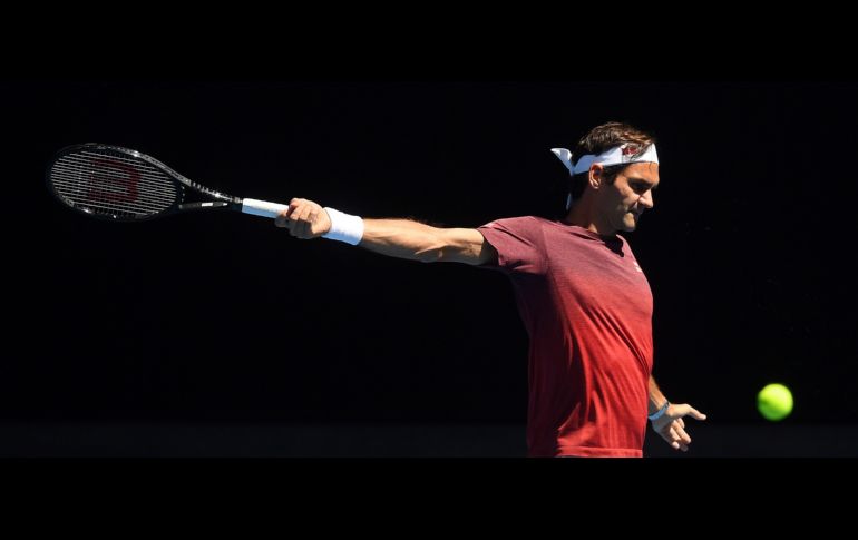 El tenista suizo Roger Federer realiza un entrenamiento previo a un partido del Abierto de Australia, en Melbourne. EFE/L. Coch