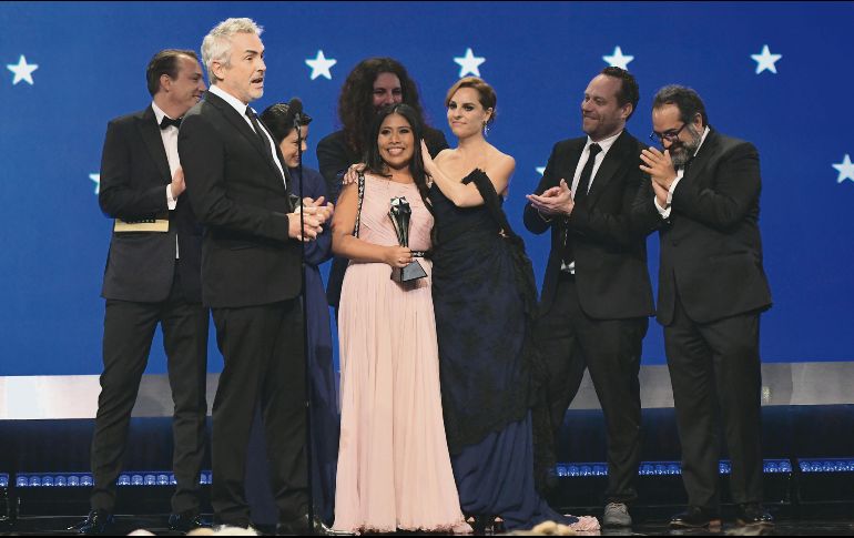 De izquierda a derecha: Nicolás Celis, Alfonso Cuarón, Gabriela Rodríguez, Yalitza Aparicio, Marina de Tavira, Adam Gough, Jeff Skoll y Eugenio Caballero. AFP