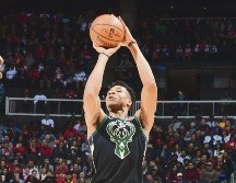 Giannis Antetokounmpo apareció luego de haberse perdido el juego del viernes pasado; ayer encestó 33 puntos contra los Hawks. AFP / S. Cunningham