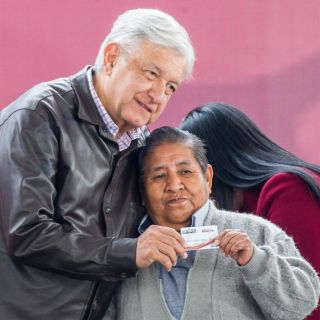 López Obrador da primeras pensiones a adultos mayores
