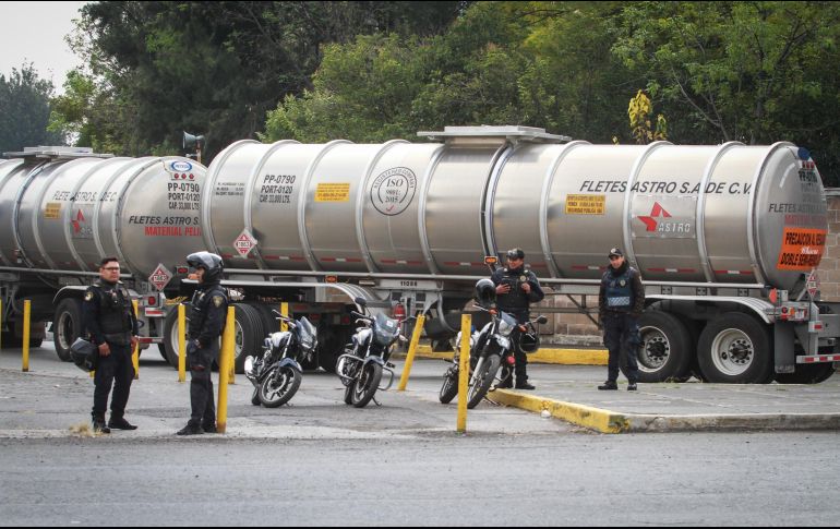 Las camiones tanque circularán las 24 horas y estarán resguardados por la Policía Federal; el objetivo es garantizar la distribución de 50% de la gasolina de cada entidad federativa. NOTIMEX/J. Espinosa