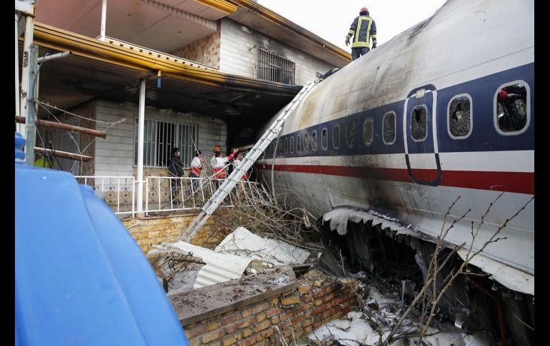 Un Boeing 707 se estrelló en un complejo residencial de Teherán, Irán, tras un aterrizaje de emergencia. Quince personas que viajaban a bordo del avión de carga fallecieron y una sobrevivió. AFP/Mizan News/H. Shirvani