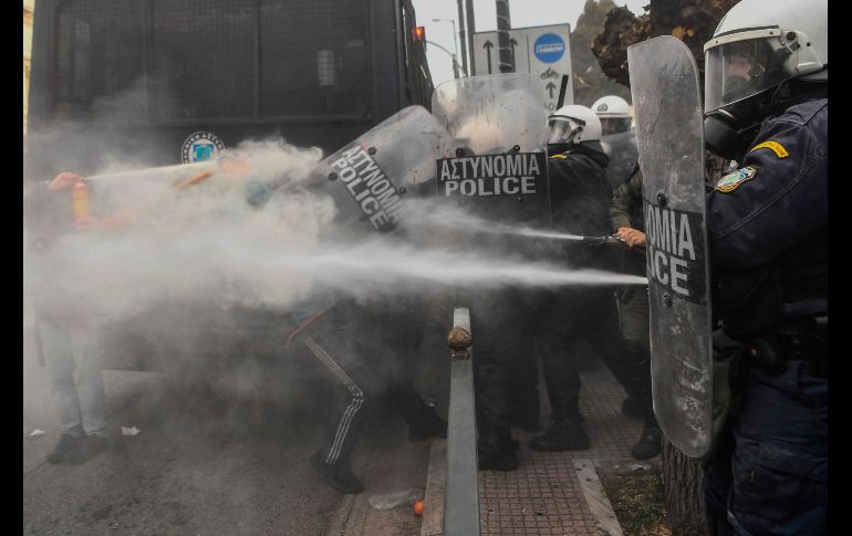 Antimotines usan gas lacrimógeno en una protesta de maestros y estudiantes en Atenas, Grecia. Los maestros piden el retiro de una legislación que modifica la forma en que son nombrados en el sistema de educación pública. AFP/A. Messinis