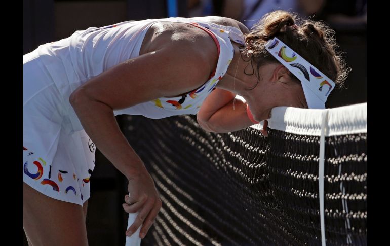 La checa Barbora Strycova muerde la red por frustración durante un partido del Abierto de Australia ante la kazaja Yulia Putintseva, disputado en Melbourne. AP/M. Schiefelbein