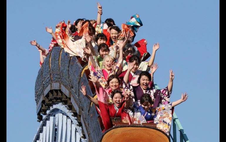 Mujeres en kimono celebran en una montaña rusa que cumplieron 20 años, tras una ceremonia por su mayoría de edad en el parque de diversiones Toshimaen en Tokio, Japón. AP/K. Sasahara