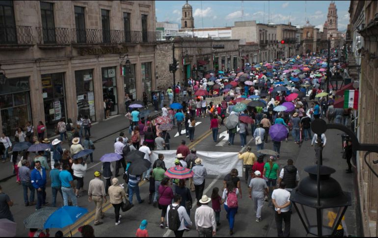 Los maestros exigen que les sean cubiertos los bonos, compensaciones y otros conceptos adicionales al salario que les adeudan. SUN / ARCHIVO