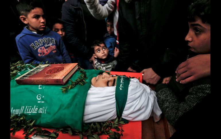 Palestinos asisten al funeral de Abdul Raouf Salha en el campamento de refugiados de Jabalia, en la Franja de Gaza. El adolescente de 14 años murió a consecuencia de las heridas por disparos de fuerzas israelíes en enfrentamientos en la zona fronteriza. AFP/M. Hams