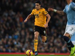 El mexicano Raúl Jiménez estuvo en la cancha solamente 45 minutos y poco pudo hacer para evitar la caída de su escuadra. AFP / P. Ellis