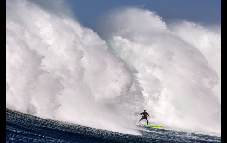 El sudafricano Matt Bromley surfea una ola en Ciudad del Cabo, Sudáfrica. EFE/ N. Bothma