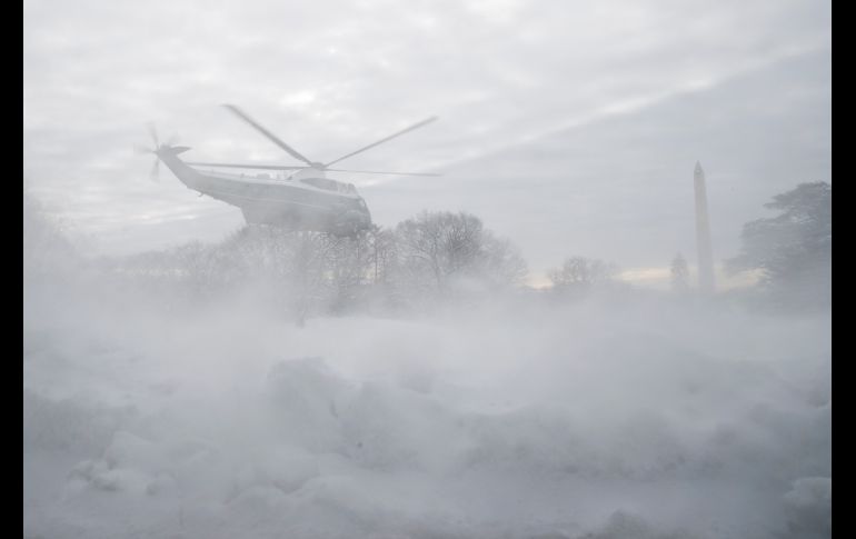 El helicóptero Marine One levanta nieve a su despegue de la Casa Blanca con el presidente Donald Trump a bordo, en Washington, DC. AP/E. Vucci