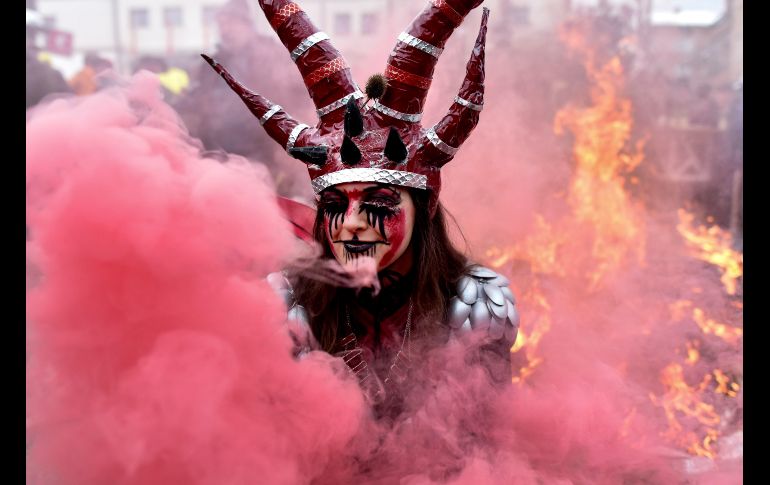 Participantes disfrazados asisten al segunda día del carnaval en Vevcani, Macedonia. La tradición se sigue desde hace 14 siglos en esta zona. EFE/G.Licovski
