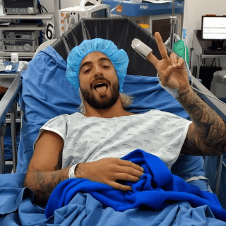 Maluma aparece en un quirófano
