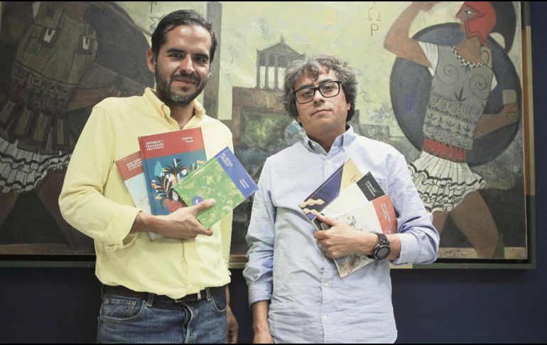 Carlos López y Octavio Velasco con parte del catálogo de Pollo Blanco, editorial tapatía. EL INFORMADOR / E. Barrera