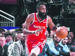 James Harden acumula 17 partidos consecutivos anotando al menos 30 puntos. AFP / B. Baptist