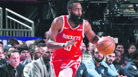James Harden acumula 17 partidos consecutivos anotando al menos 30 puntos. AFP / B. Baptist