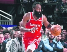 James Harden acumula 17 partidos consecutivos anotando al menos 30 puntos. AFP / B. Baptist