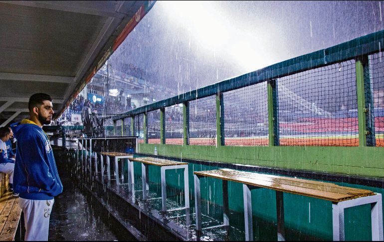 En el dugout de Charros jugadores se resguardaron de la lluvia, pero al final en juego no siguió. CHARROS DE JALISCO