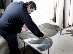 Arturo Ortiz limpia su mesa de jardín que todas las noches se llena de polvo, producto de las ladrilleras que operan en las cercanías de su casa. EL INFORMADOR/A. Camacho