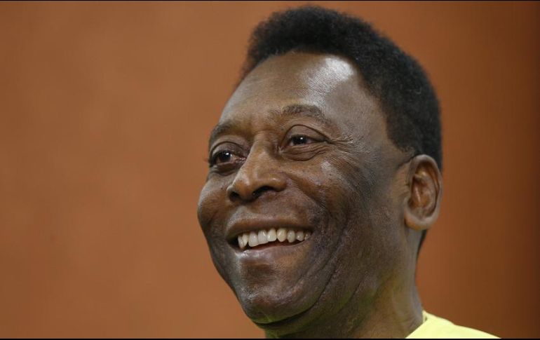 El ex futbolista brasileño Pelé declara que el francés Kylian Mbappé puede ser su heredero y le pidió que le haga feliz ganando otro Mundial. AP / ARCHIVO