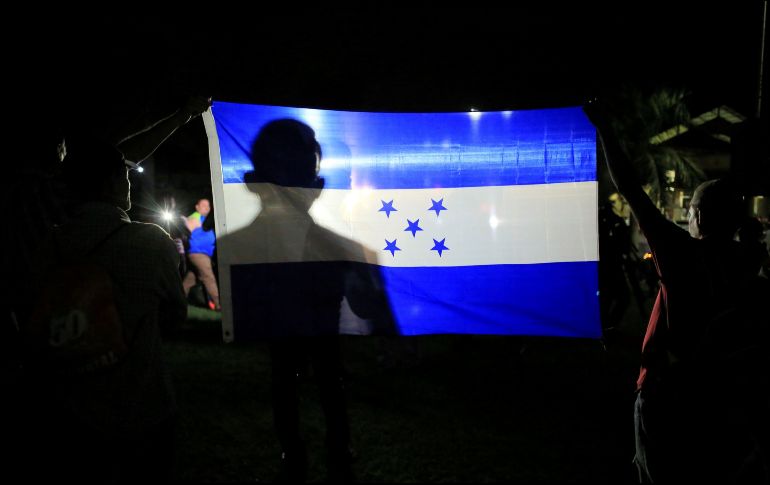 El aprehendido supuestamente organizaba la nueva caravana que comenzó su viaje ayer lunes desde San Pedro Sula, al norte de Honduras; fue detenido por el delito de violación. EFE / G. Amador