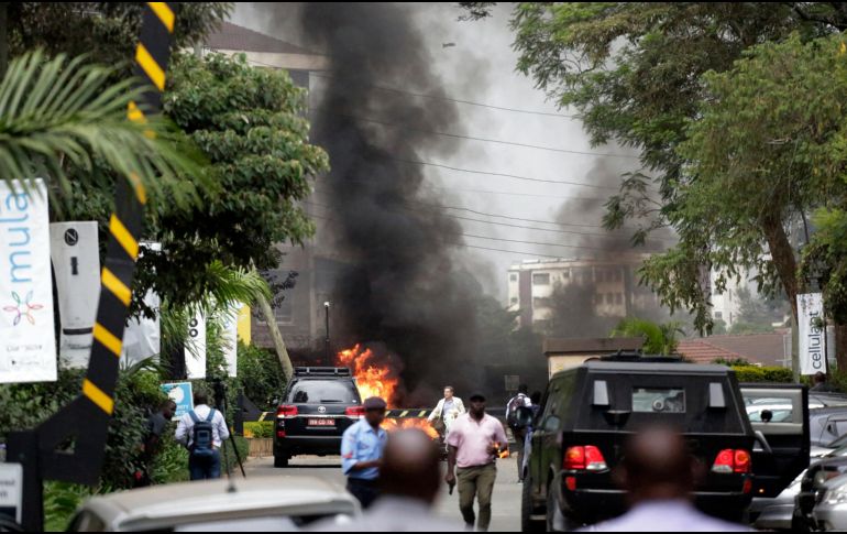 El ataque ocurrió en el vecindario de Westlands, que alberga al lujoso hotel DusitD2; varios vehículos estallaron en llamas y numerosas personas fueron evacuadas del lugar. AP / K. Senosi