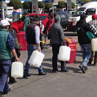 Detienen a conductor con 430 litros de gasolina en Estado de México