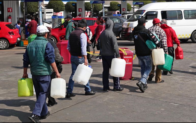 Parte del país sufre desabasto de combustible debido al combate de robo de hidrocarburos del Gobierno federal. SUN / D. Simón