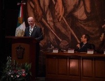 Navarro destaca el aumento de 11 mil lugares de educación media superior y tres mil de superior respecto a 2013, pero que aún es insuficiente para la creciente demanda de aspirantes. TWITTER / @udg_oficial