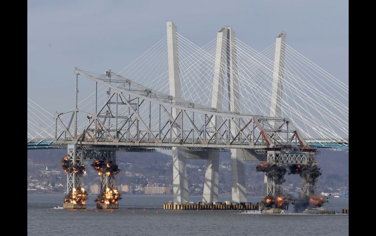 Una sección del viejo puente Tappan Zee es demolida con explosivos en Tarrytown, Nueva York. AP/S. Wenig
