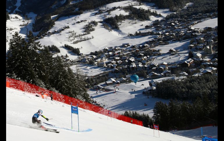 La estadounidense Mikaela Shiffrin compite para ganar en la prueba de eslalon gigante en la Copa del Mundo de esquí alpino, disputada en Kronplatz, Italia. AP/A. Trovati