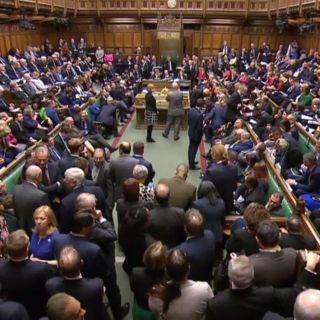 Legisladores británicos rechazan acuerdo de Brexit
