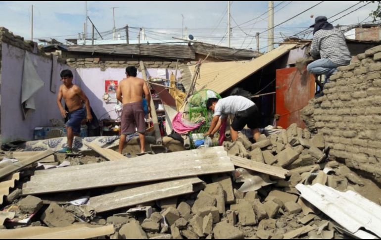 Los ocupantes de la casa afectada lograron salir antes de que ésta se derrumbara. TWITTER/@Agencia_Andina