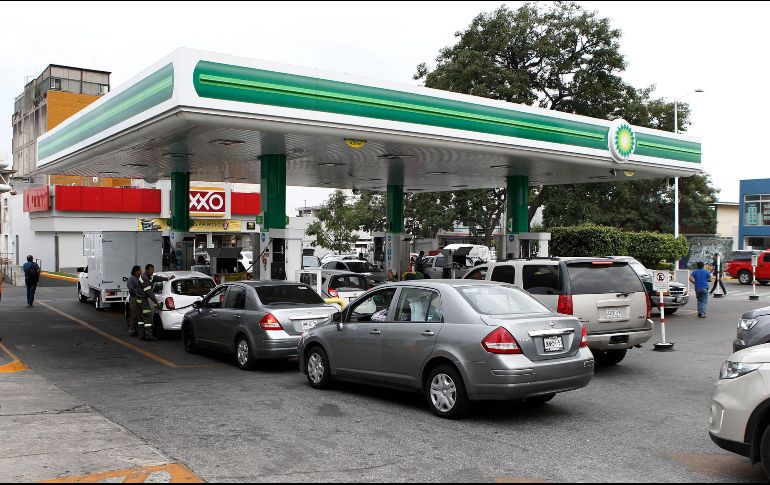 En la Zona Metropolitana de Guadalajara, las estaciones de servicio continúan con largas filas de automovilistas en la búsqueda de gasolina. EL INFORMADOR / A. Camacho