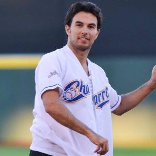 "Checo" Pérez lanza primera bola en juego de Charros