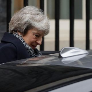 Gobierno británico enfrenta moción de censura tras votación