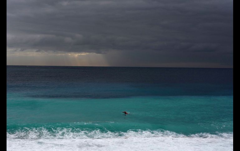 Un hombre nada en el mar Mediterráneo junto a Niza, Francia. AFP/V. Hache