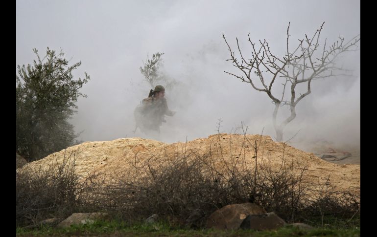 Un combatiente sirio realiza un entrenamiento en Tal Haja, Siria. AFP/B. Alkasem