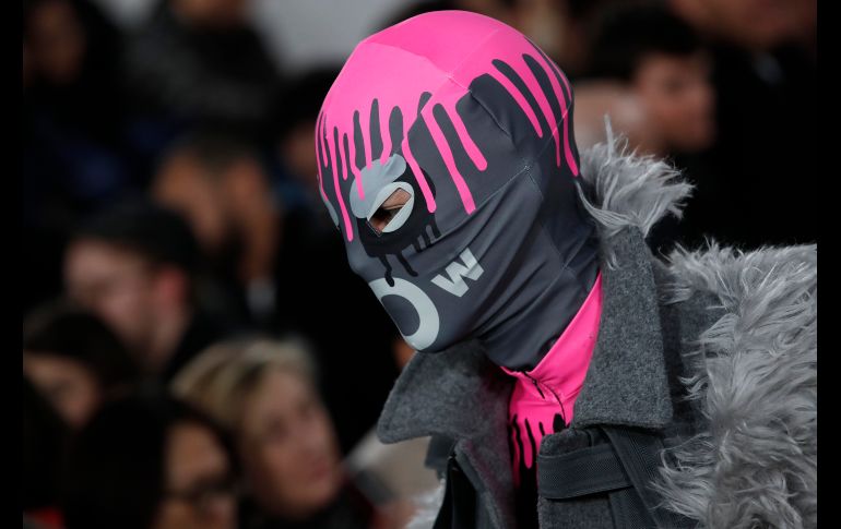 Un modelo presenta diseños de la colección otoño-invierno de Walter Van Beirendonck en París, Francia. AP/C. Ena