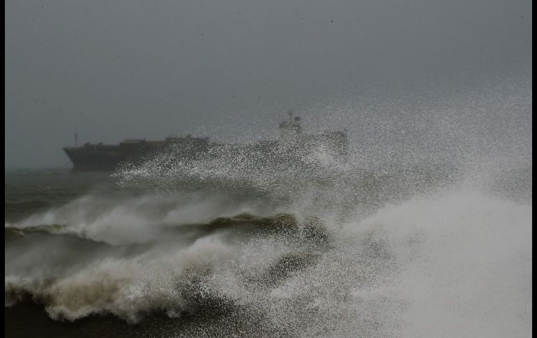 Una embarcación de carga navega entre altas olas cerca de la costa de Beirut, Líbano. AFP/J. Eid